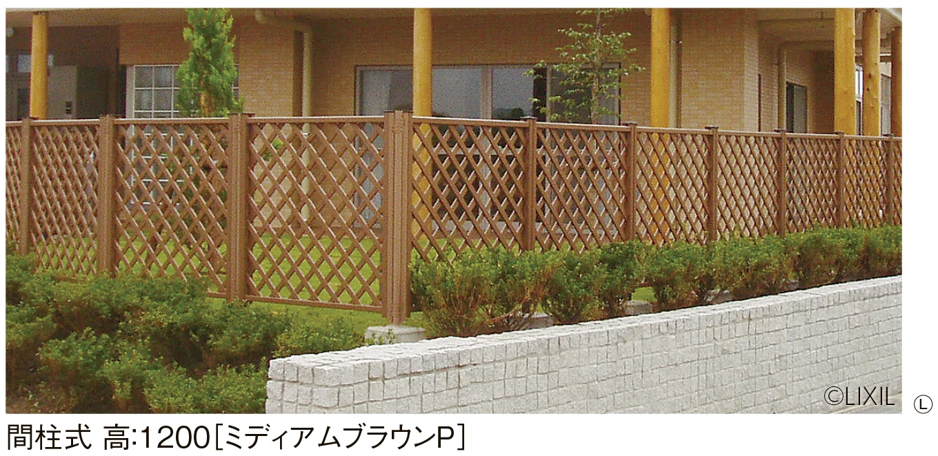 LIXILの「【間柱式】木樹脂フェンス 1型 【ラチス】」