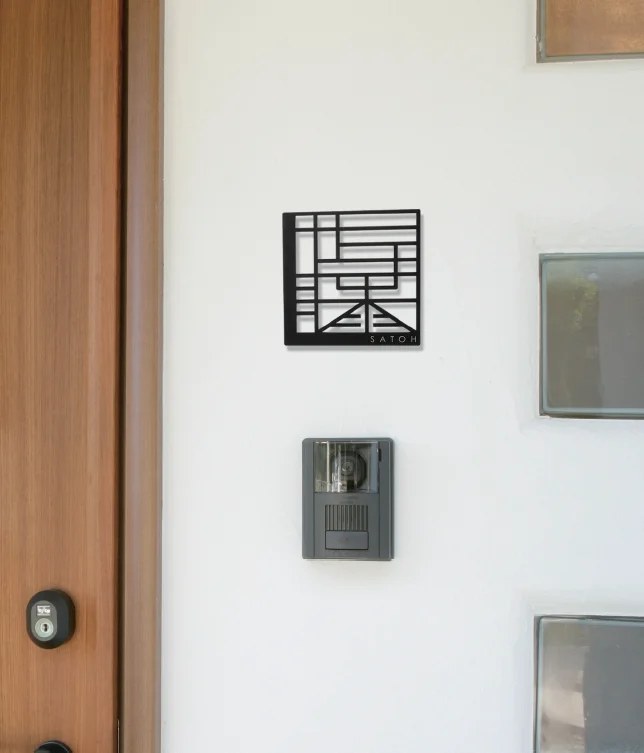 美濃クラフトの「幾何学文字 ステンレス切文字表札【2025年版】」