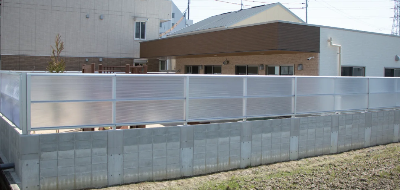 三協アルミの「採光フェンスMY型 採光タイプ」